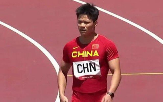 峰峦叠嶂之间，惊现数张充满贪婪与险恶气息的扭曲面目，暗示人性之恶犹如万丈深渊